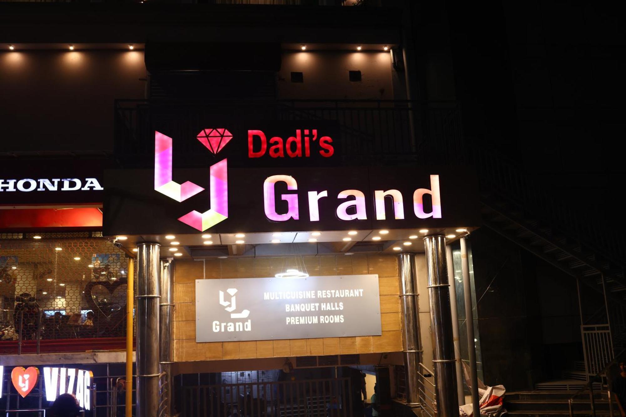 Lj Dadi'S Grand 호텔 비사카파트남 외부 사진